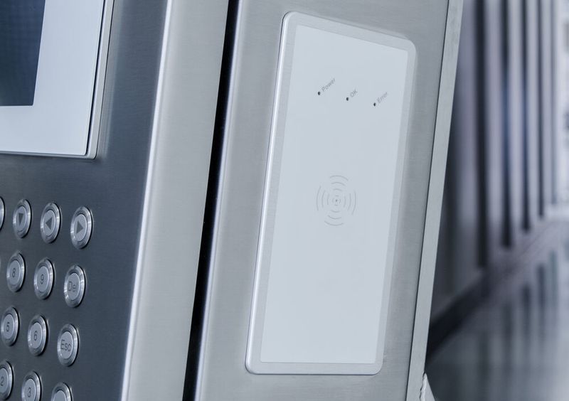 R. STAHL HMI Systems stattet seine Geräte bei Bedarf mit gehäuseintegrierten RFID-Card-Readern aus (Bild: R. Stahl)