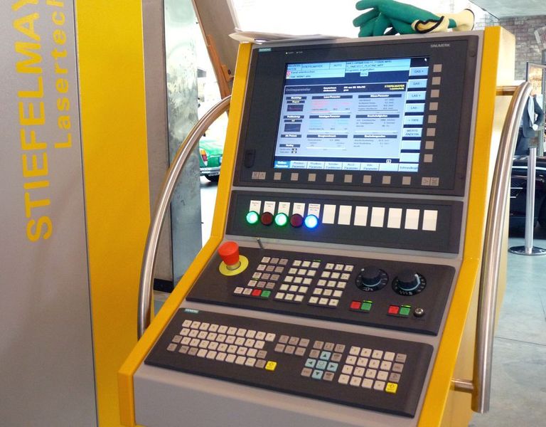 Gesteuert wird die Laserschneidanlage mit einer Siemens Sinumerik.  (Bild: Michel)