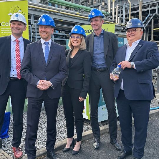 v. l.: Prof. Martin Gräbner (Tubaf), Michael Kretschmer (Ministerpräsident), Dr. Jutta Emes (Rektorin Tubaf), Torben Norgaard (Vice President European Energy), Jörg Engelmann (Geschäftsführender Gesellschafter CAC Engineering) beim Meilenstein zu 300.000l produzierten synthetischen Benzin nach CAC Methafuel-Technologie in Freiberg. (Bild:  Antje Wappler/ CAC Engineering)