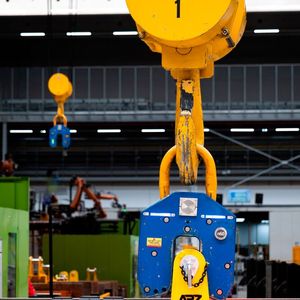 Rud zeigt auf der Fakuma auch die ABZ-Transportköpfe von RUD+Spanset Ramstein. Sie werden im Praxiseinsatz fest mit der Krantechnik respektive der Spritzgussform verbunden und sorgen für ein vollautomatisiertes schnelles und sicheres Heben größerer Formen. (Bild:  RUD)