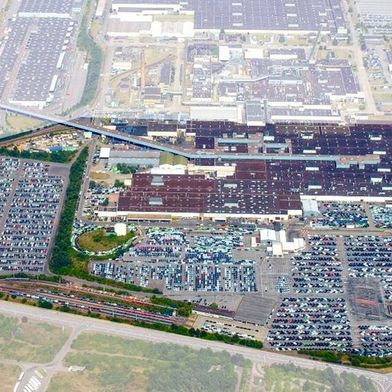 Luftaufnahme der von Vetter erworbenen 40 Hektar großen Baufläche (markiert) in Saarlouis für den neuen Produktionsstandort. (Bild: Vetter Pharma)