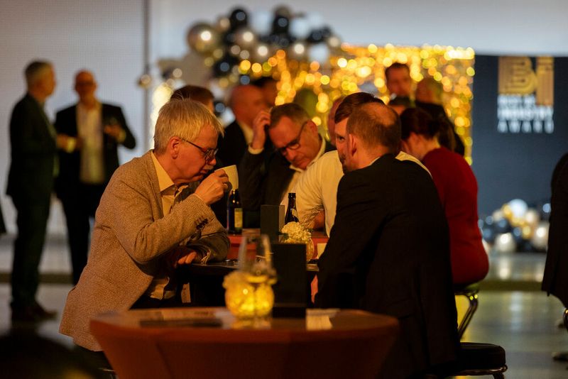 Noch ein letzter Schluck, bevor die Preisverleihung startet. (Bild: Vogel Communications Group / Human)