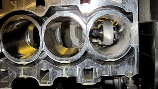 Bild 1: Der sehr enge Aktionsraum in den Kurbelgehäusen der 6-Zylinder-Benzinmotoren von BMW erfordert eine extrem schlanke und lange Bauform des Winkelkopfes.  (Bild: Romai)