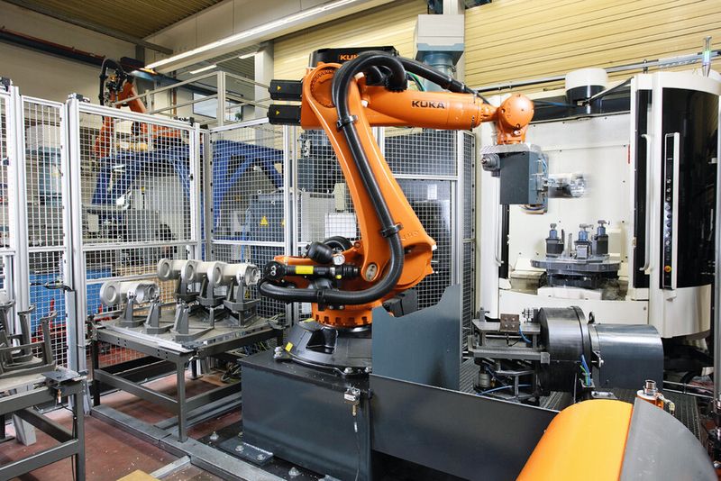 Roboterhersteller sind gehalten, durch neue Technologien und Fortschritte in den Disziplinen Leichtbau, Antriebstechnik, Programmierung und Steuerungstechnik den Energieverbrauch zu reduzieren und einen nachhaltigen Betrieb der Maschinen zu gewährleisten. (Bild: KUKA)