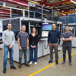 Les équipes logicielles de CIPOSA et Dgtis réunies devant la machine spéciale de la gamme garnissage CIMOD AS.X Grand Flux avec réalisation d’un double écran de pilotage synchronisé pour une flexibilité maximale.(Source :  Ciposa SA)