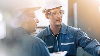 Der hat seinen Job vielleicht noch per klassischer Bewerbung gefunden. Doch künstliche Intelligenz, allen voran die Möglichkeiten von „ChatGPT“, um sich zu Bewerben, setzt sich immer mehr durch, wie eine Befragung von Softgarden zeigt. Bedenken werden immer seltener. (Bild: Me studio - stock.adobe.com)