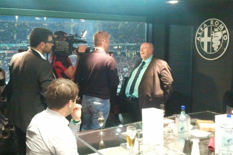 Reiner Callmund beantwortete in der Fiat-Loge die Fragen der Journalisten. (Foto: Fiat)