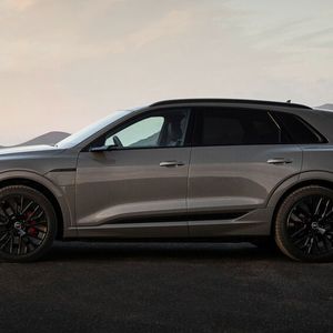 Hersteller haben meistens mehrere Grautöne im Angebot: Vom Uni-Lack bis hin zu zweifarbigen Ausführungen ist alles dabei. (Bild:  Audi)