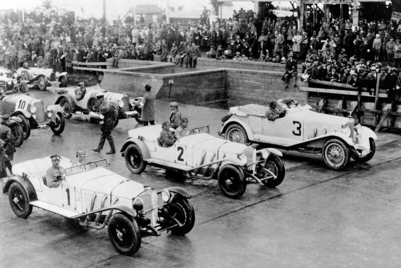 2017 wird der Nürburgring 90 Jahre alt. Auf dem historischen Bild sind die „weißen Elefanten“ von Mercedes beim Eröffnungsrennen 1927 zu sehen. (Mercedes-Benz)