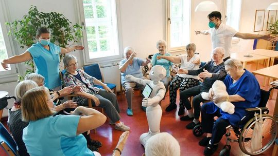 In Pilotprojekten wie in diesem Haus der Generationen wird der Einsatz von Robotern im Pflegealltag getestet und weiterentwickelt.(Bild:  APA-Images / dpa / Waltraud Grubitzsch)