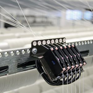 Jede Antriebselektronik verarbeitet zusätzlich noch die Daten eines lokalen Fadensensors. So können kürzeste Regelzeiten für jeden einzelnen Faden eingehalten werden.