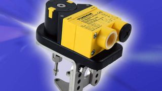 Einfache Montage, hohe Stabilität: Die neue Edelstahl-Halterung für Turcks Doppelsensor ermöglicht die sichere Endlagenkontrolle an Handventilen.  (Bild: Turck)