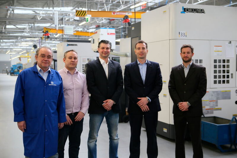 Von links: Bison Vorstandsvorsitzender Jacek Latomski, Bison Produktionsleiter Marcin Mysior, Bison Vertriebsleiter Thomas Bach, Okuma Senior Manager Stefan Vielsaecker und HTM Service Manager Rafal Wolff. (Okuma)