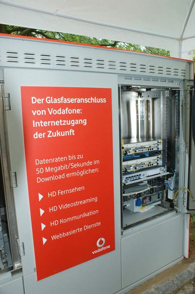 Auf der rechten Seite des gemeinsam genutzen KVZ-Schranks befindet sich das Huawei-Euipment von Vodafone. Von hier aus versorgt der Carrier seine eigenen Kunden mit Very High Speed Digital Subscriber Line (VDSL). Die Kunden sollen mindestens 25 Megabit-Leitungen zur Verfügung gestellt bekommen. Sowohl auf der Telekom-Seite als auch bei Vodafone ist noch Platz im Schrank. Das Netz ist barrierefrei und leiße auch andere Carrier, die in Heilbronn das Vodafone-Netz nutzen wollten zu. (Archiv: Vogel Business Media)