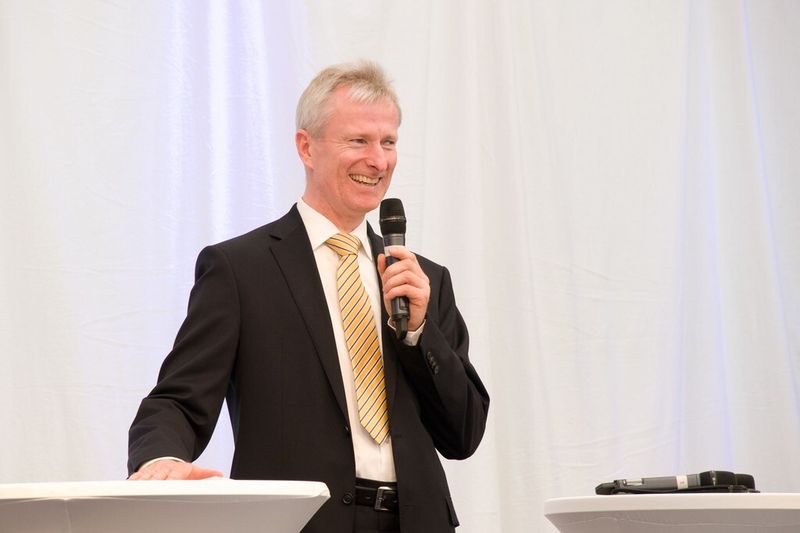 Geschäftsführer Stephan Mergner begrüßte die Gäste und dankte den Mitarbeitern für ihren langjährigen Einsatz. (Bild: Schuler)