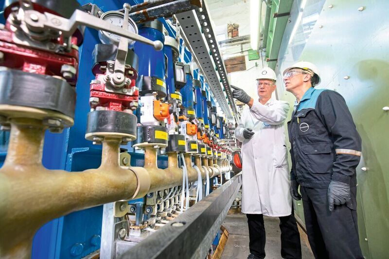 Two Covestro employees inspect a demonstration plant during a planned downtime in Leverkusen: Exactly here, the oxygen-depolarized cathode (ODC) technology has been developed and improved for many years. (Covestro)