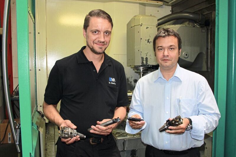 Markus Steffen, Abteilungsleiter Fräsen bei Becker + Michels (l.), und Michael Becker, Produktspezialist Fräsen bei Iscar Germany, mit dem erfolgreich eingesetzten Fräswerkzeuge-Quartett. (Iscar)