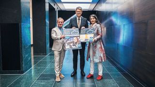 Präsentieren im Bundesverkehrsministerium die neue Licht-Sicht-Test-Plakette: (v. l.) ZDK-Präsident Thomas Peckruhn, Bundesverkehrsminister Patrick Schnieder und DVW-Präsidentin Kirsten Lühmann. (Bild: Julian Osswald)