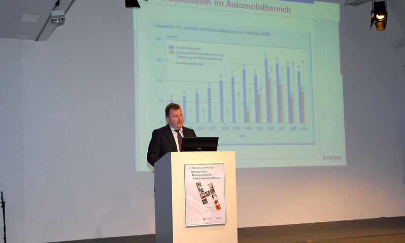 Der erste Referent auf dem EMS-Tag 2010: Peter Erhard, KRATZER AUTOMATION, zeigte die Anwendung des Traceability-Leitfaden des ZVEI  (Archiv: Vogel Business Media)