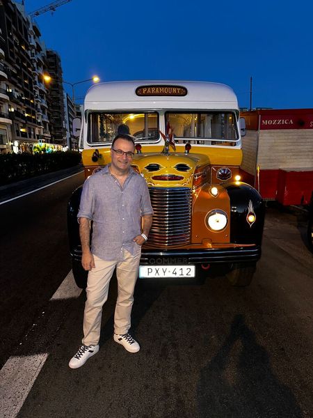 Erkan Sekerci (iiyama) hat für die Weiterfahrt einen Oldtimer besorgt. (Bild: Vogel IT-Medien )