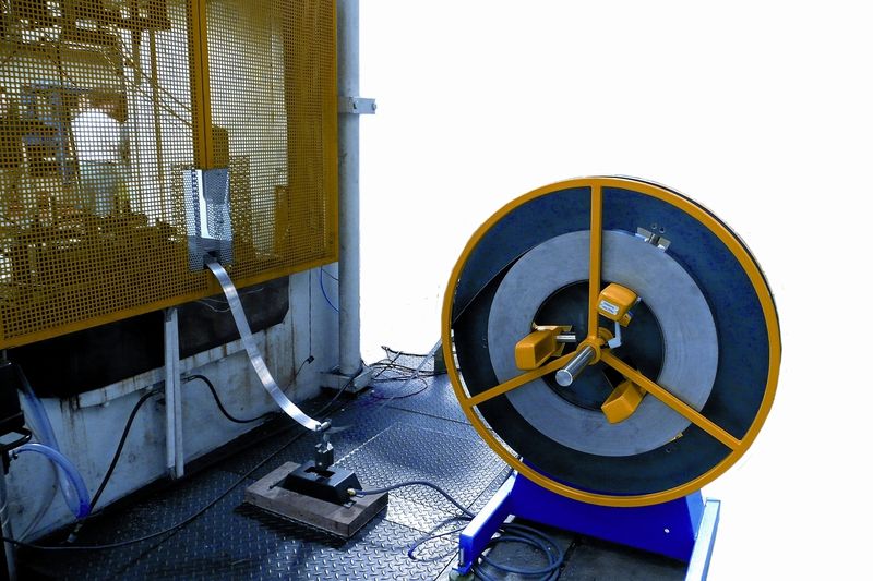 Über einen Abwickler wird das Band parallel zur Bolzenzuführung in das Werkzeug transportiert; Bandzuführung, Bolzenzuführung und Schweißen laufen synchron und automatisch ab. (Archiv: Vogel Business Media)