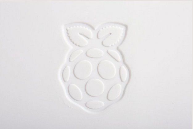 Gefälschtes Gehäuse für Raspberry Pi 2 und 3: Das Raspberry-Pi-Logo ist auf der 7-Uhr-Position uneben und äußerst stark gerippt. (raspberrypi.org)
