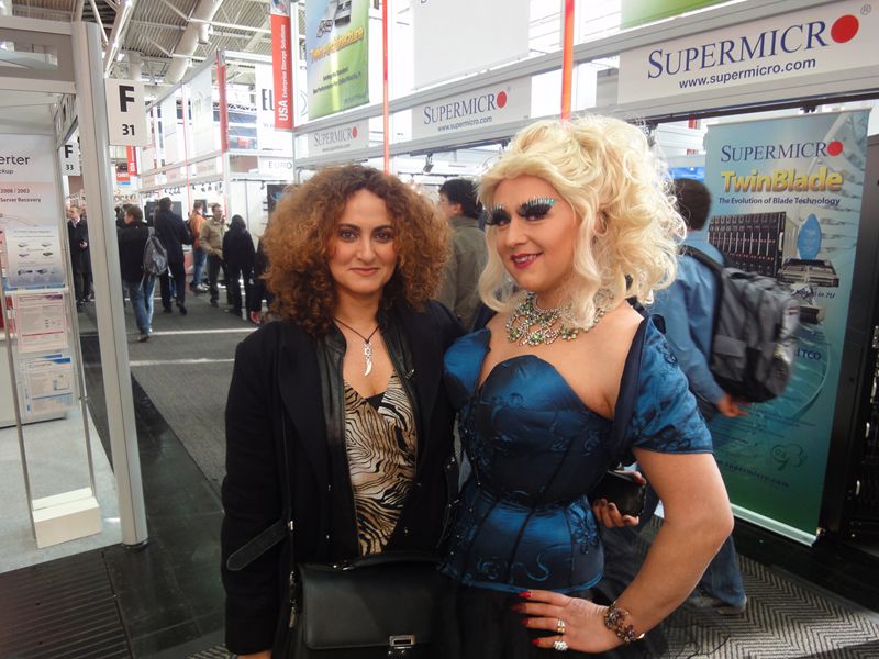 Besa Agaj, IT-BUSINESS, trifft in Halle 2 auf Patsy Baker. (Archiv: Vogel Business Media)