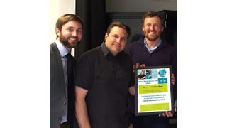 James Weaver (Mitte) und Admir Masic (rechts) erhalten das Zertifikat zum Witec Paper Award 2016 in Gold aus den Händen von Witec-Mitarbeiter Tavis Etzel (links). (Bild: Witec)