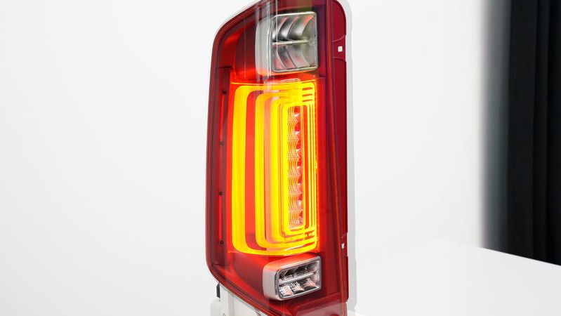 Die Heckleuchte ist so dimensioniert, dass sie auch bei schwierigen Sichtverhältnissen jederzeit gut erkennbar ist.(Bild:  Forvia Hella)