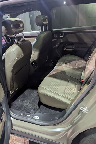 Hinten sitzt es sich sehr bequem, nicht zuletzt wegen der weichen Polster.  (Bild: Simon – VCG)