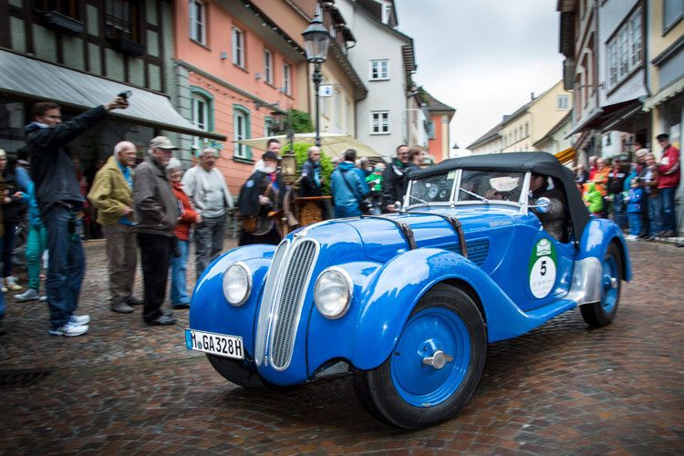 Der frisch überholte Motor springt bereits nach den ersten Umdrehungen an. Aus dem einflutigen Endrohr ertönt eine ohrenschmeichelnde Symphonie, die den Sportwagen-Charakter nochmals deutlich unterstreicht. (Foto: BMW)