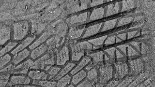 Reifenabrieb besteht zu einem gewissen Anteil auch aus Asphalt. Das Ergebnis sind die sogenannten TRWP (Tyre and Road Wear Particles). (Bild: © blende11.photo - stock.adobe.com)
