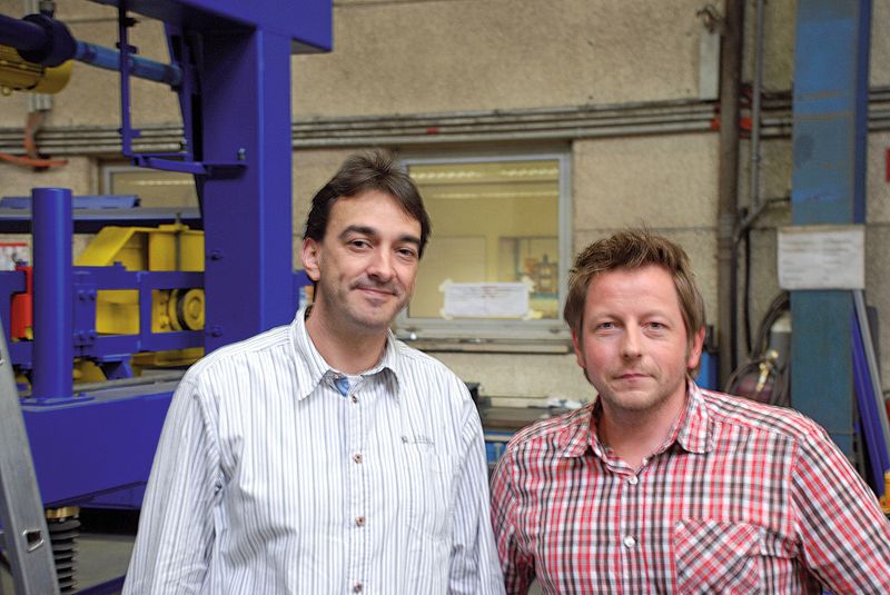 Die Masa-Spezialisten Michael Dolon (links) und Peter Stolzenberg sind vom Nutzen der kontinuierlich arbeitenden Wegaufnehmer von Balluff überzeugt. (Bild: Balluff)