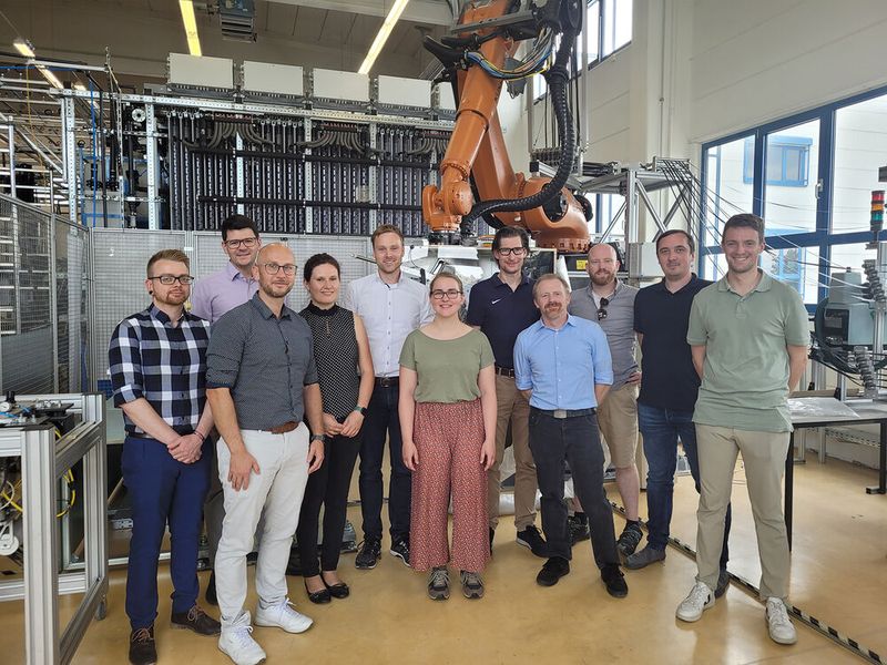 Teil des COOLBat-Projektteams beim Partner Compositence in Leonberg. (Bild: Fraunhofer IWU)