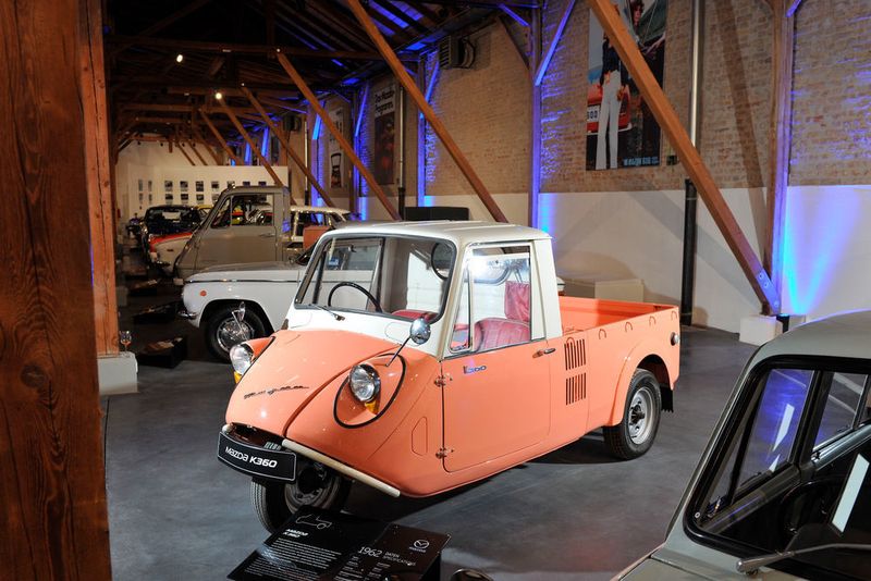 Ebenfalls ein Hingucker: Der dreirädrige Leicht-Lkw Mazda K360. (Mazda)