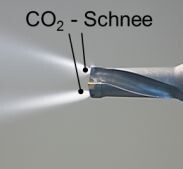 Zerspanung unter CO2-Schneestrahlkühlung verändert im Vergleich zu konventionellen Kühlstrategien die Spanform und je nach Düsenanstellung verbessert sich so der Spanbruch. (Bild: ISF)
