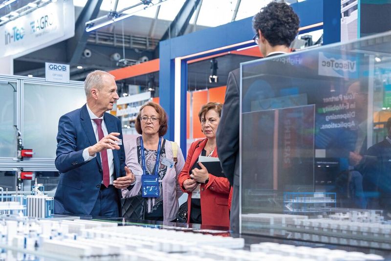 German Wankmiller (CEO GROB-Gruppe) am Messestand. (Bild: Dürr Systems AG)
