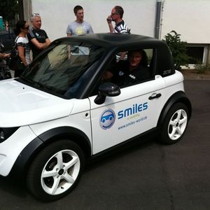 Grund zum Lächeln gibt nicht nur der Firmenname, sondern auch das Fahrerlebnis: der Tazzari von der Firma Smiles AG.