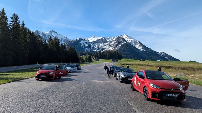 Alles da: Sonne, nasser Asphalt, Schnee (zumindest im Hintergrund). In der Schweiz fand Goodyear das passende Ambiente für die Präsentation seines Vector All Season 4.(Bild:  Rosenow – VCG)