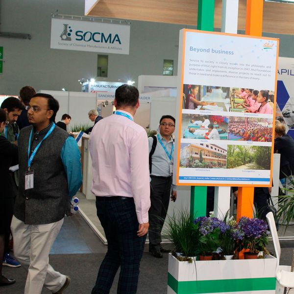 Chemspec am ersten Messetag in Köln: Viel internationalesx Publikum. Im Hintergrund der Stans der Society of Chemical Manufacturers & Affiliates (SOCMA). (Geipel-Kern/PROCESS)