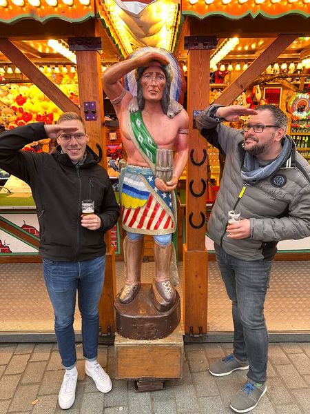 Wonach halten Marco Donath (l., ho.Systeme) und Timo Stute (S&K) wohl Ausschau? (Bild: Vogel IT-Medien)