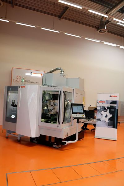 Unter dem Motto „Gemeinsam neue Wege gehen“ lud Vollmer Kunden, Partner und Medienvertreter zu den VDays nach Biberach ein. Im Zentrum der VDays (18. bis 21. Februar 2019) standen die digitale Vernetzung von Mensch und Maschine in der Fertigung sowie die Zusammenarbeit mit Ceratizit Balzheim (vormals Günther Wirth und Klenk). (Sonnenberg)