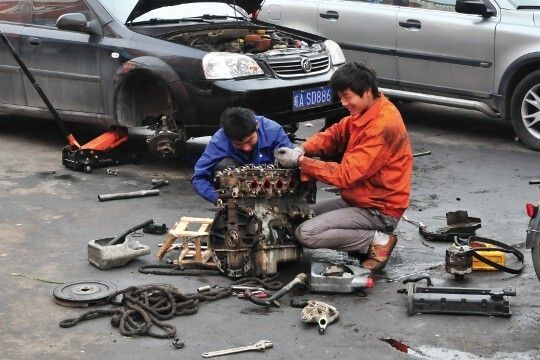 In Werkstattvierteln schrauben viele Mechaniker direkt auf der Straße an den Autos. Der Raum in der Werkstatt reicht oft nur dazu aus, das Werkzeug zu lagern. (Archiv: Vogel Business Media)