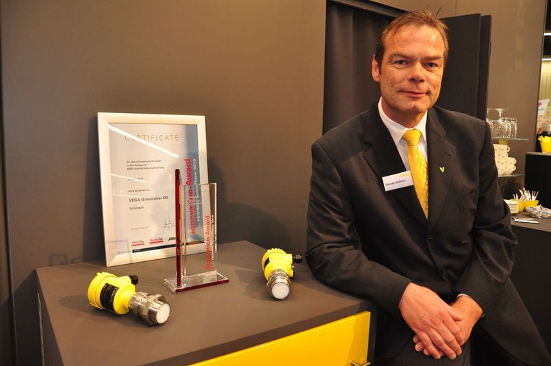 Freddy Vollmer, Vertriebsleiter bei VEGA, mit der preisgekrönten Mikrowellenschranke Vegamip 61 in der Kategorie MSR-Technik/Automatisierung. (M.Henig/PROCESS) (Archiv: Vogel Business Media)