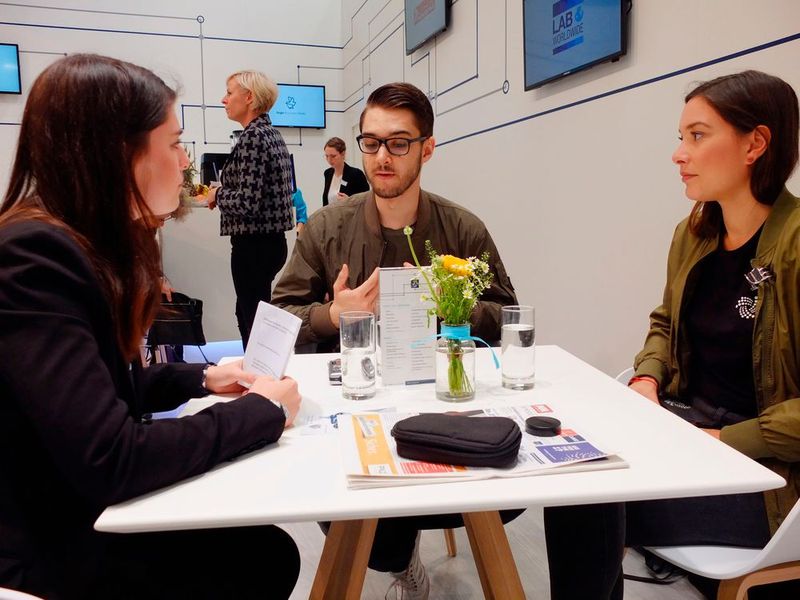 Interview mit IOTA-Founder Dominik Schiener am Stand von Vogel Business Media (Bild: Schreier)