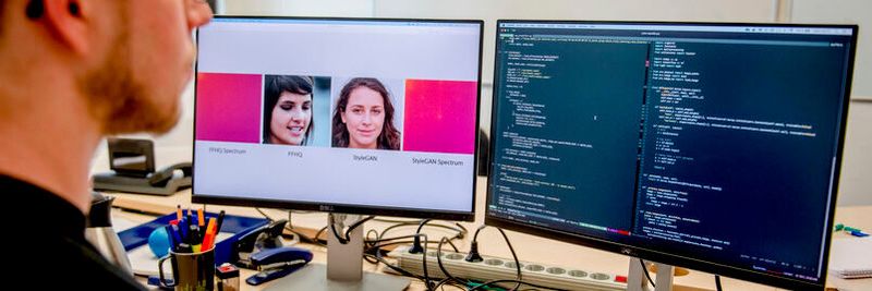 Die Frequenzanalyse offenbart typische Artefakte in computergenierten Bildern.(Bild:  © RUB, Marquard)