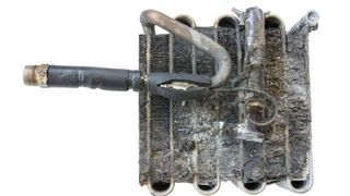 Was sich im Laufe der Zeit auf der Oberfläche eines Klimaverdampfers so alles ansammelt, möchte mancher lieber nicht wissen. Eine derartige pelzige Schicht bekommt man nur mittels einer echten Spülung entfernt. (Bild: © Sirichai Puangsuwan - stock.adobe.com)