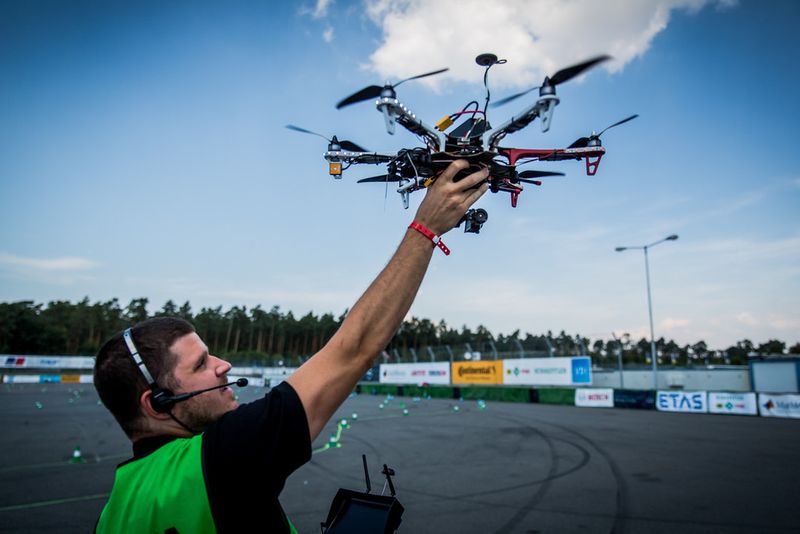 Bereits seit 10 Jahren kämpfen Studententeams aus aller Welt am Hockenheimring bei Formula Student Germany mit ihren selbstkonstruierten Rennboliden um den Sieg. (Formula Student Germany/ Bergan)