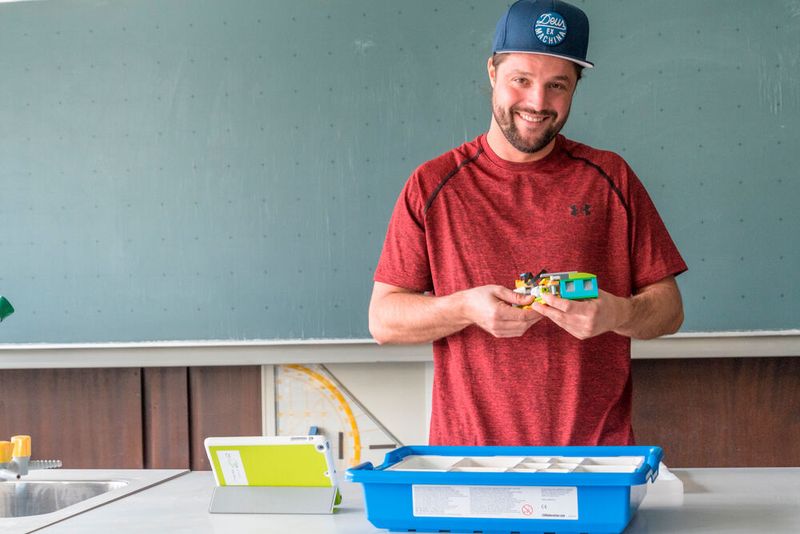 Patrick Auwärter testet das LEGO Education-Konzept WeDo 2.0 in der Unterrrichtspraxis. (Bild: Dr. Axel M. Blessing/Zentrum für Medienbildung der Pädagogischen Hochschule Schwäbisch Gmünd)