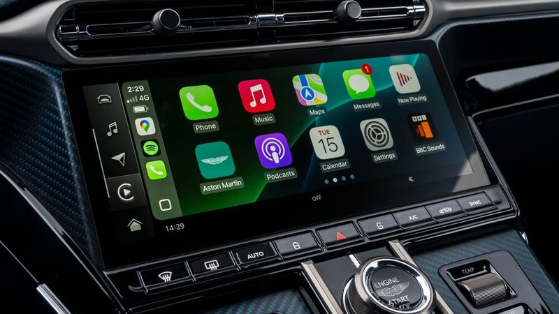 Praktisch: Smartphone-Inahlte lassen sich über das Infotainmentsystem einbinden. (Bild: Aston Martin)